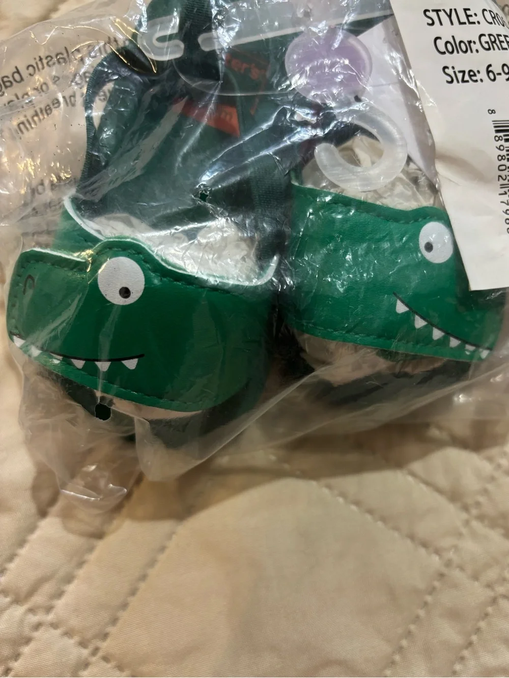Carter’s 6-9M Green Crocodile Flip Flops